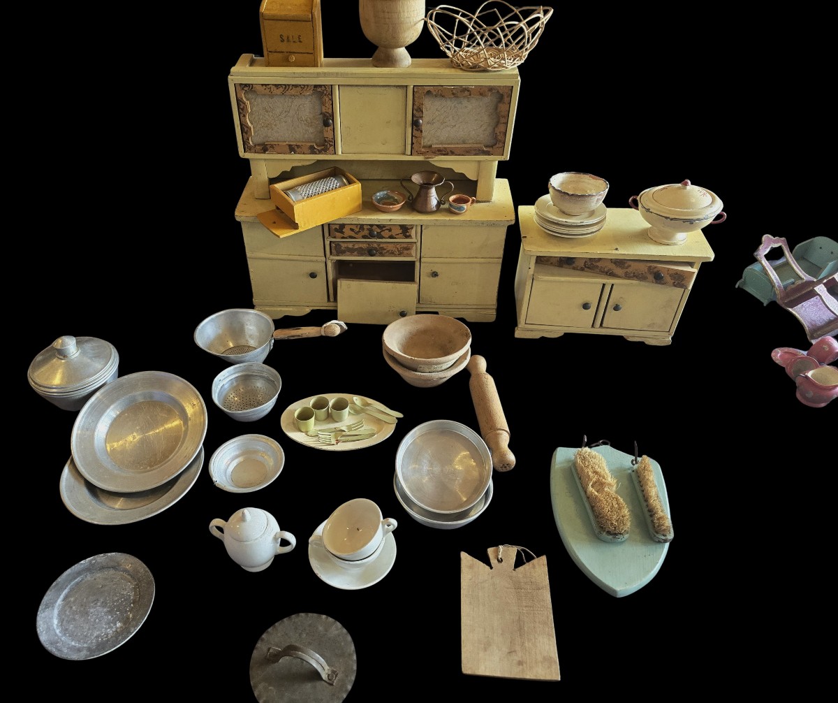  jouet d'enfant ancien meubles et vaisselle d'une cuisine italienne d'après guerre 