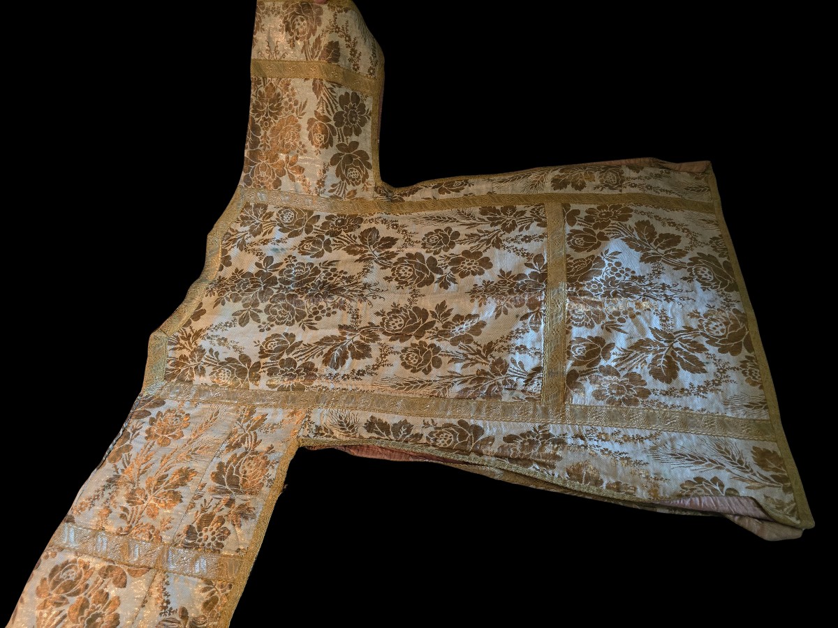 ancienne chasuble liturgique en brocart or
