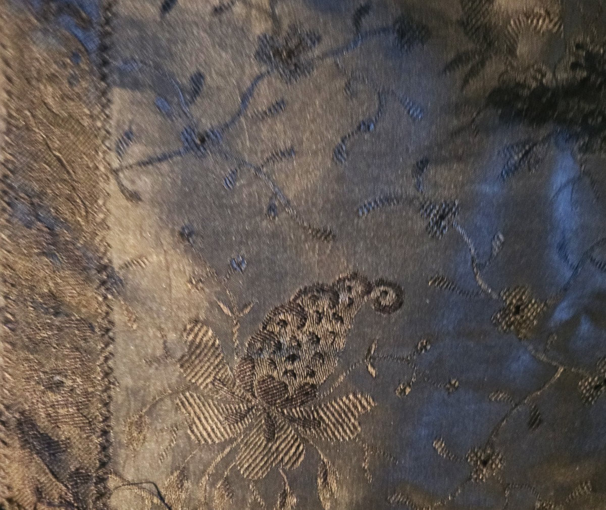 Antique Mourning Shawl In Silk-photo-1