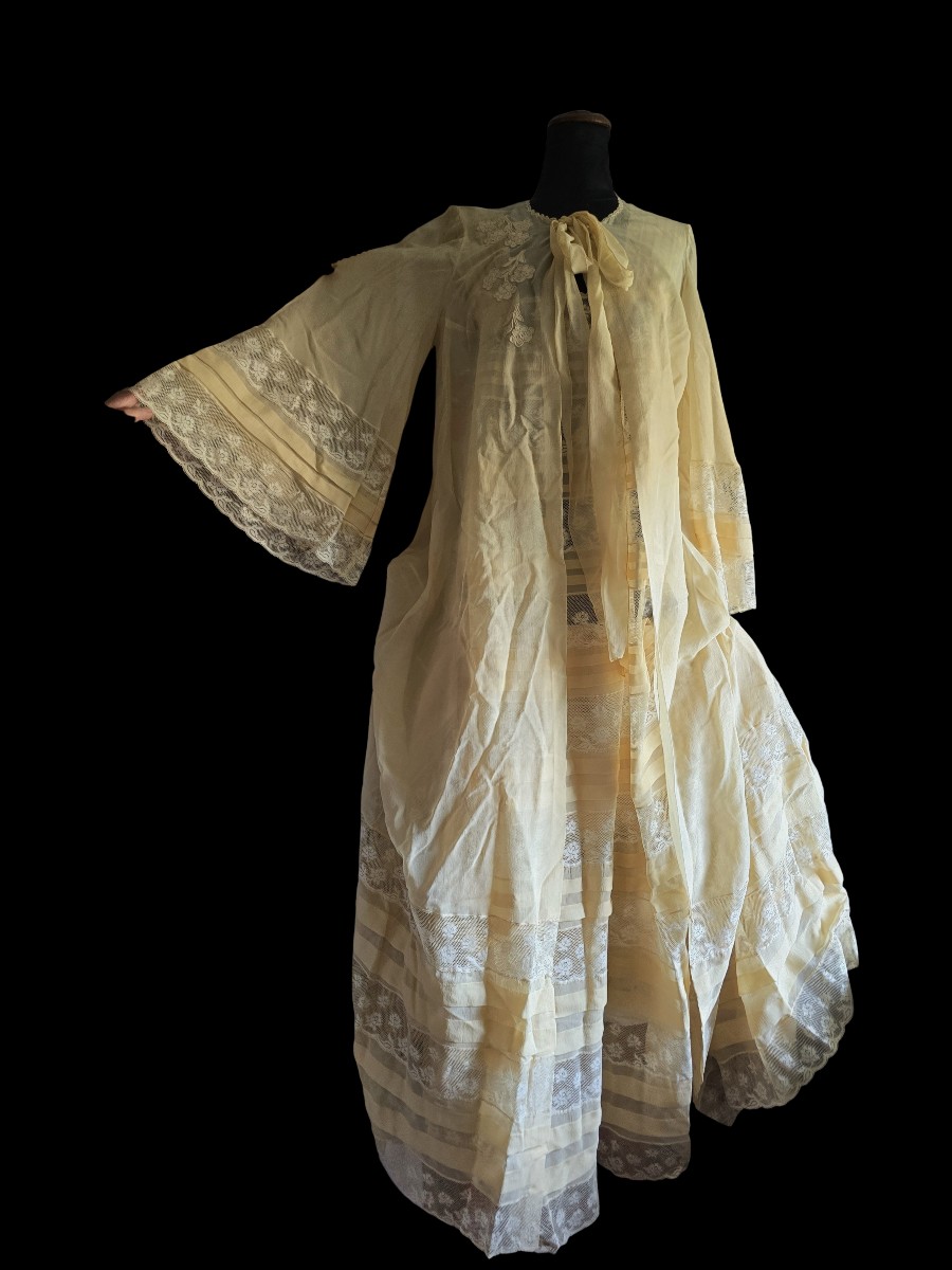 ensemble  veste de chambre et  chemise de nuit en soie et dentelles
