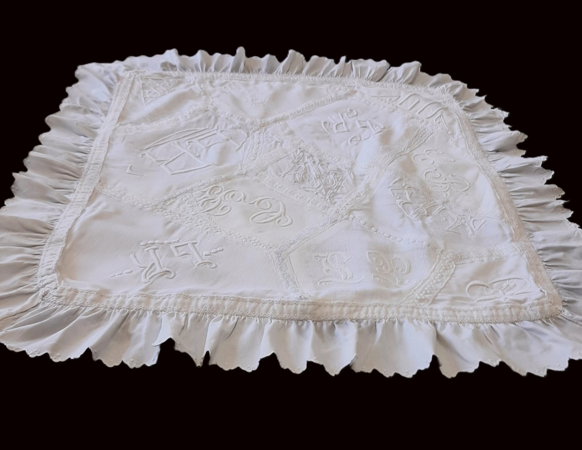 Antique Cushion Cover In Patchwork Of Embroidered Monograms-photo-2