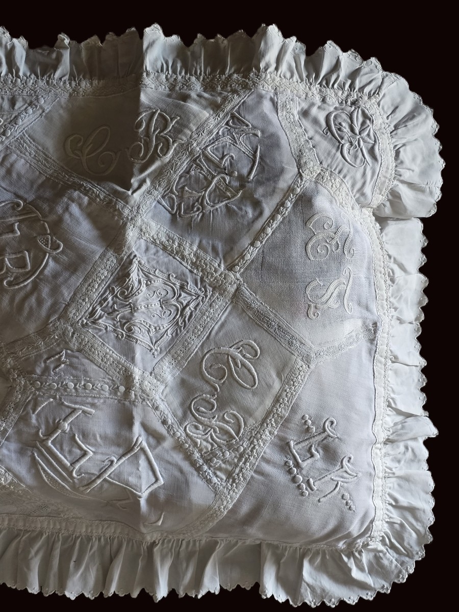 Antique Cushion Cover In Patchwork Of Embroidered Monograms-photo-3