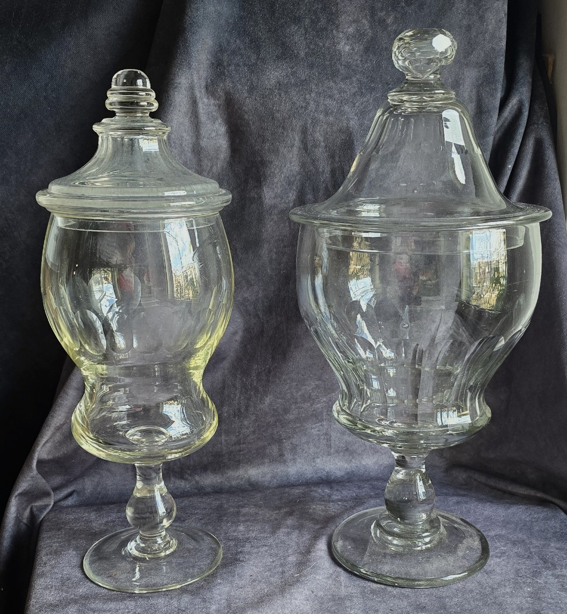 Paire de drageoirs anciens en cristal taillé avec couvercles