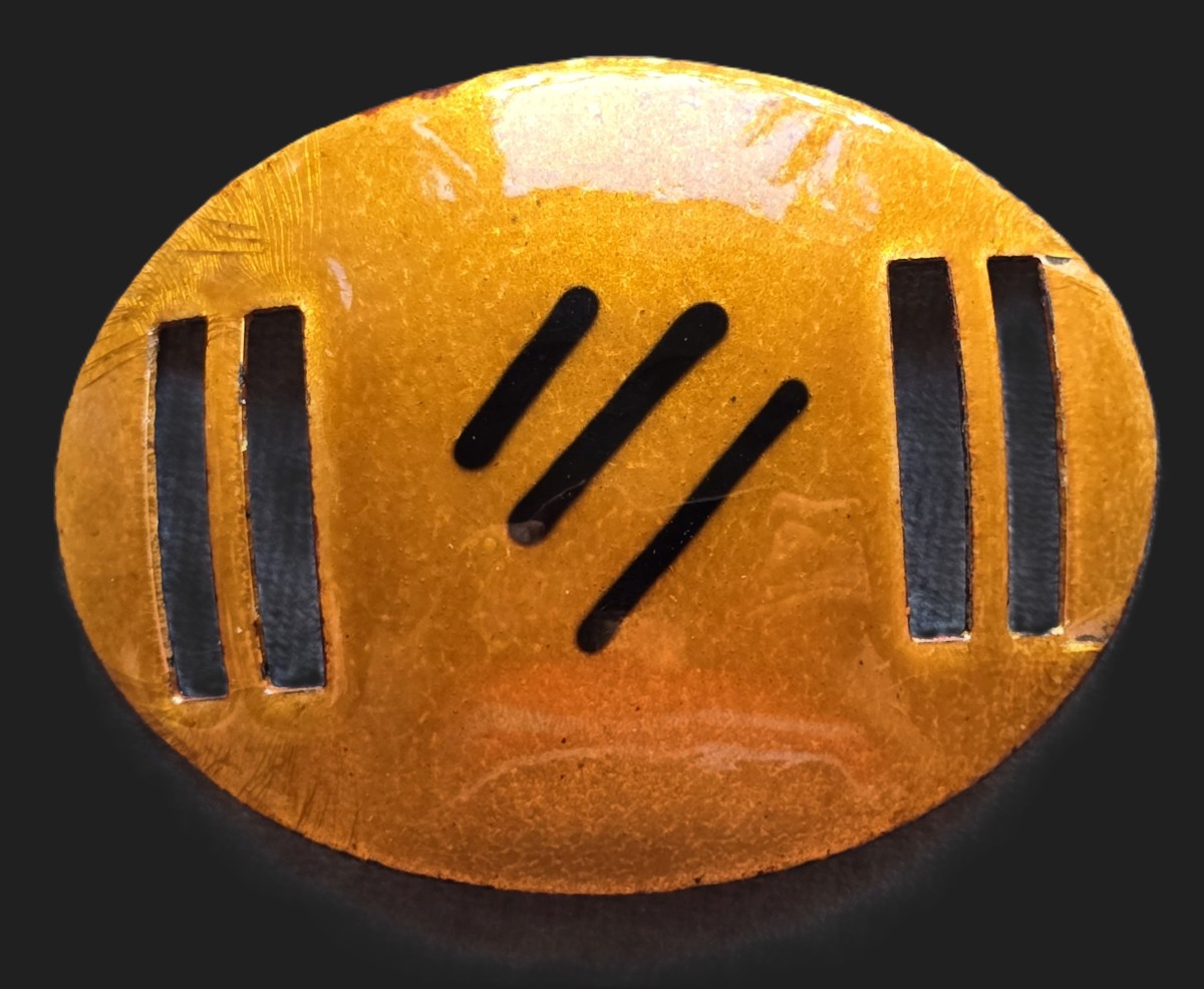 Boucle de ceinture ovale en métal émaillé – France, années 1970