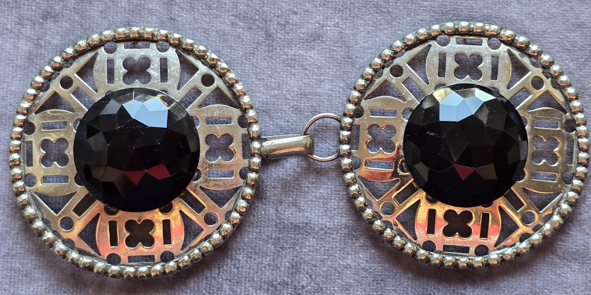 ancienne boucle de chape en metal et jais