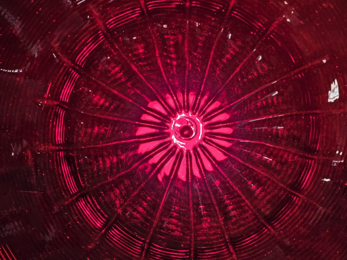 Ancien plat en verre soufflé de Murano, rouge, milieu du XXe siècle, 43 cm diamètre