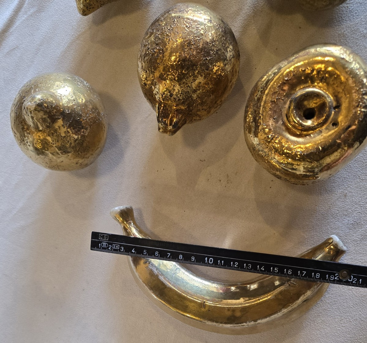 Centre de table sculptural avec fruits en céramique dorée, Italie, années 1980-photo-5