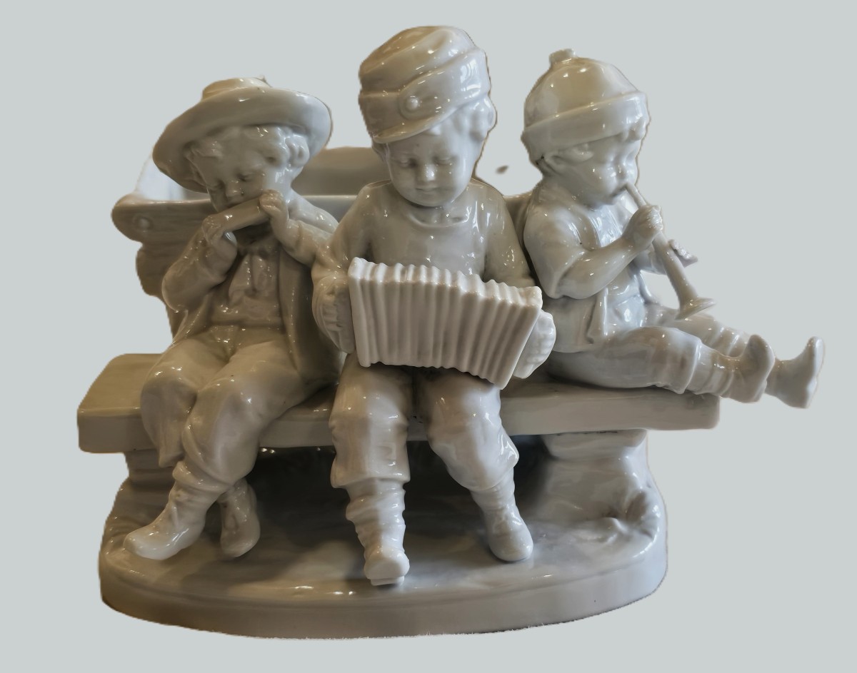 ancienne figurine groupe d'enfants en porcelaine blanche Capodimonte 
