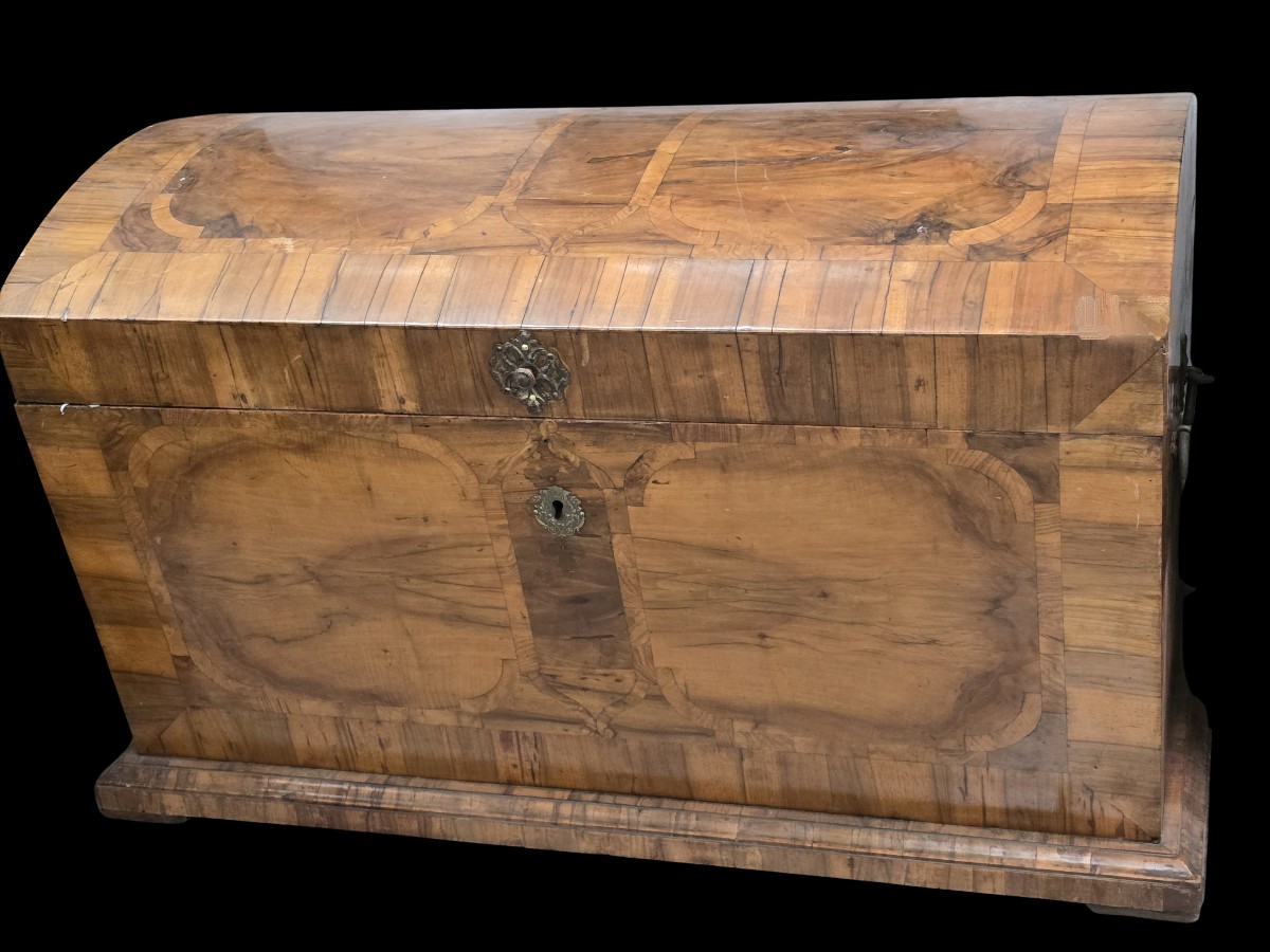 Coffre de marriage ancien en noyer Autriche fin XVIII ème siècle