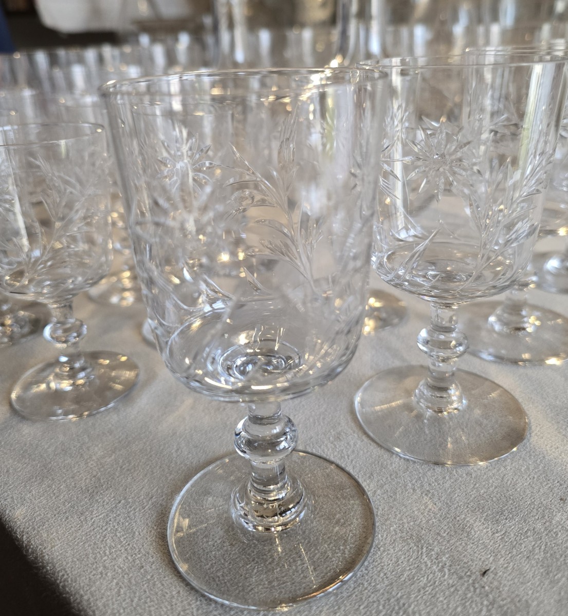 Lot Of 10 Water Glasses, Height 13.5 cm, Baccarat With A Daisy Décor, Late 19th Century