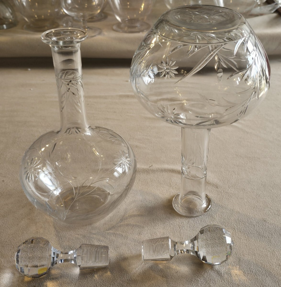 Lot de deux carafes anciennes cristal  Baccarat décor de marguerites, fin XIX ème siècle-photo-2