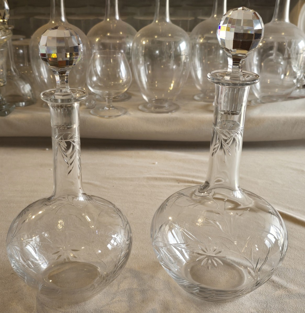 Lot de deux carafes anciennes cristal  Baccarat décor de marguerites, fin XIX ème siècle