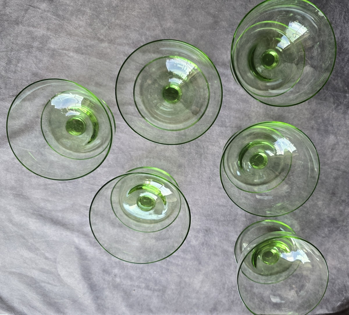 ensemble de 6 anciennes coupes à dessert en verre  vert-photo-4