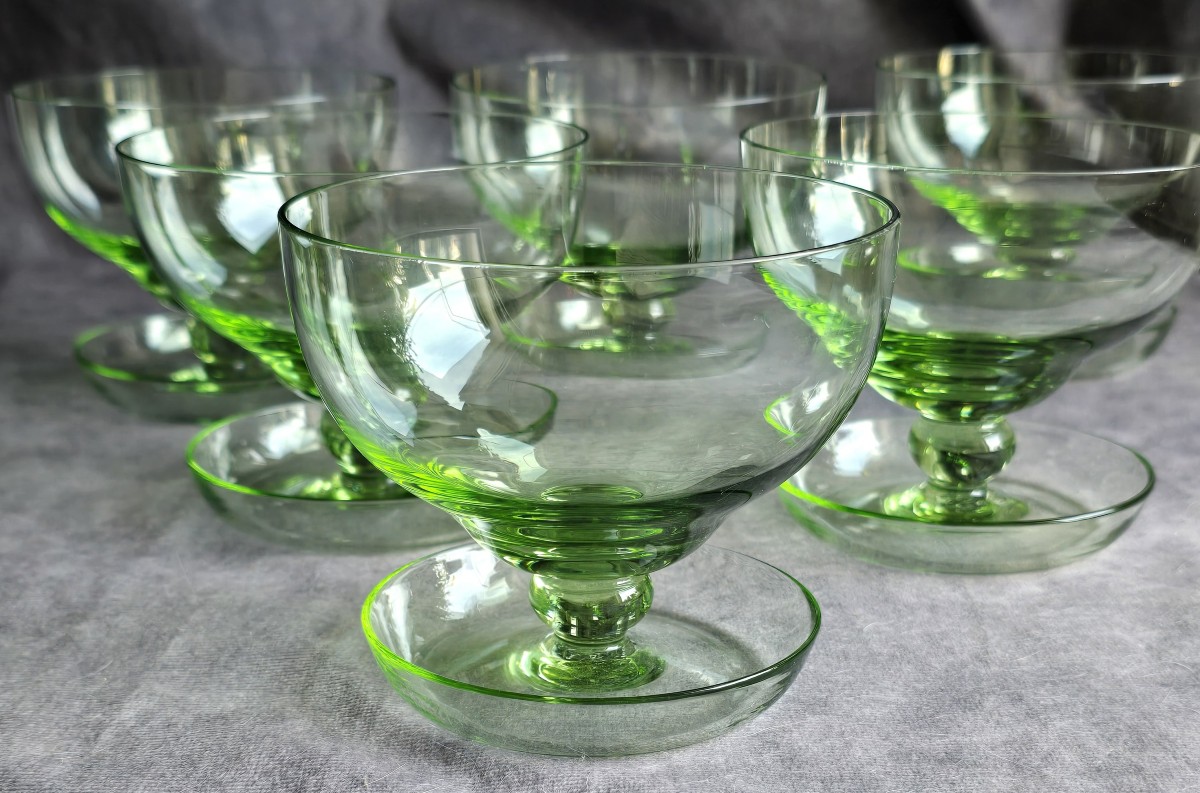 ensemble de 6 anciennes coupes à dessert en verre  vert