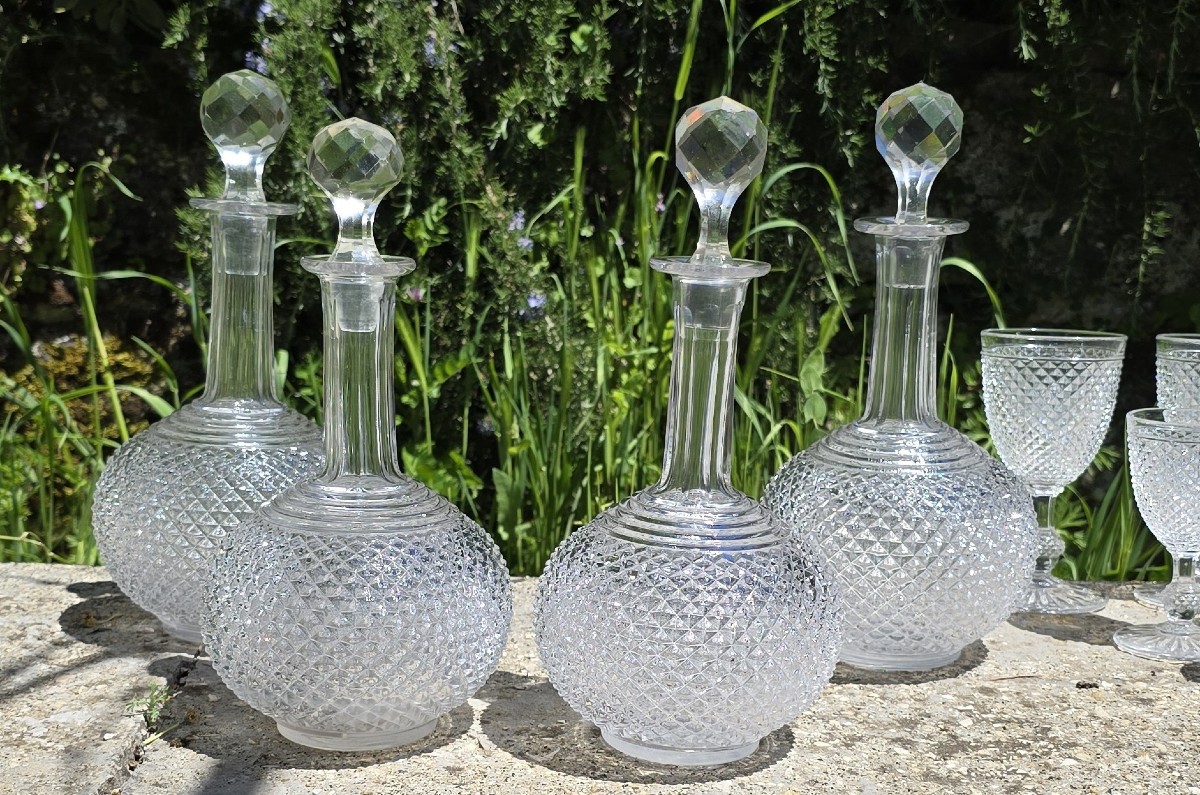  Reunion quatre carafes cristal Baccarat anciennes Baccarat mod. pointes de diamants