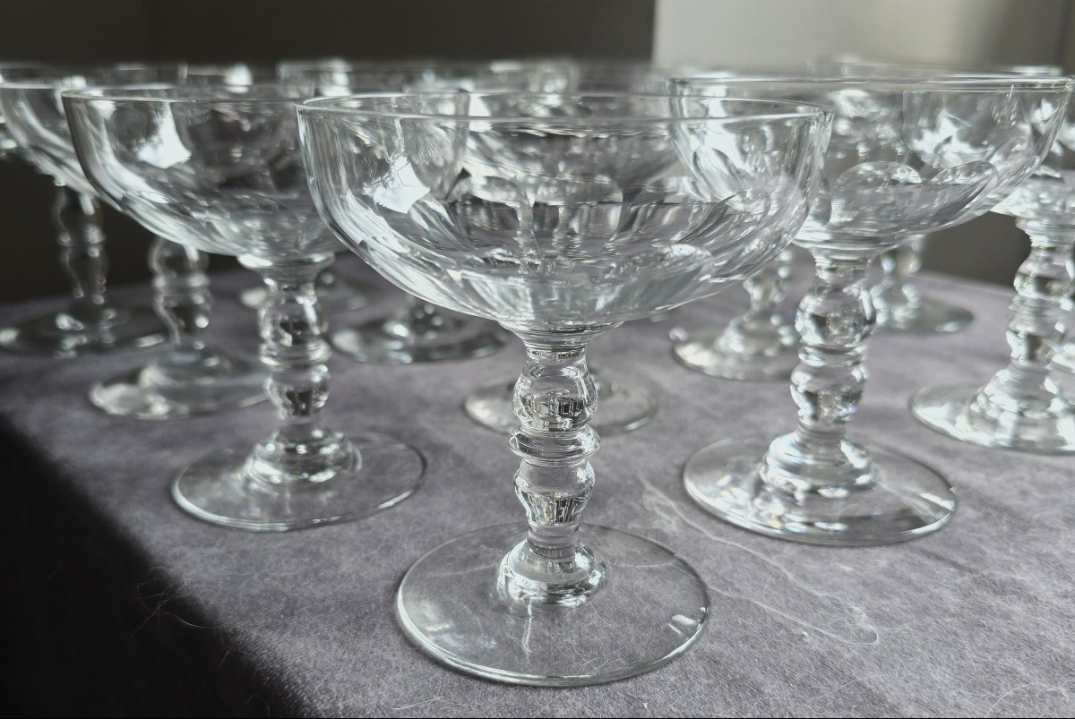  Reunion de 16 anciennes coupes sur pied  cristal Baccarat modèle Clermont