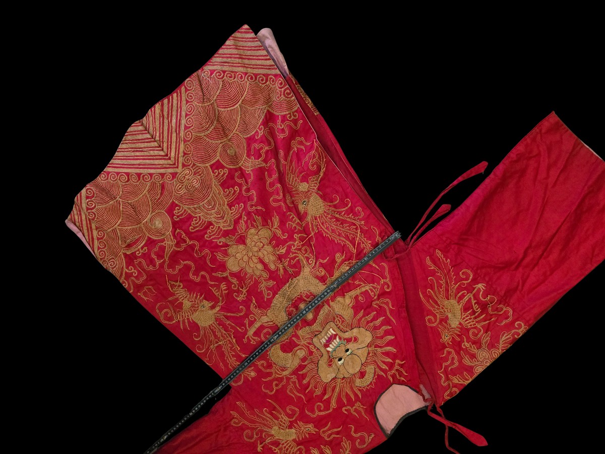 Ancienne robe chinoise cérimonielle en soie rouge brodée de dragons – Début XXᵉ siècle -photo-3