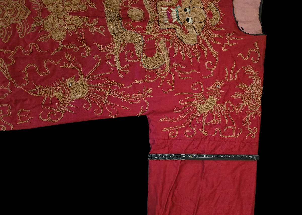 Ancienne robe chinoise cérimonielle en soie rouge brodée de dragons – Début XXᵉ siècle -photo-4