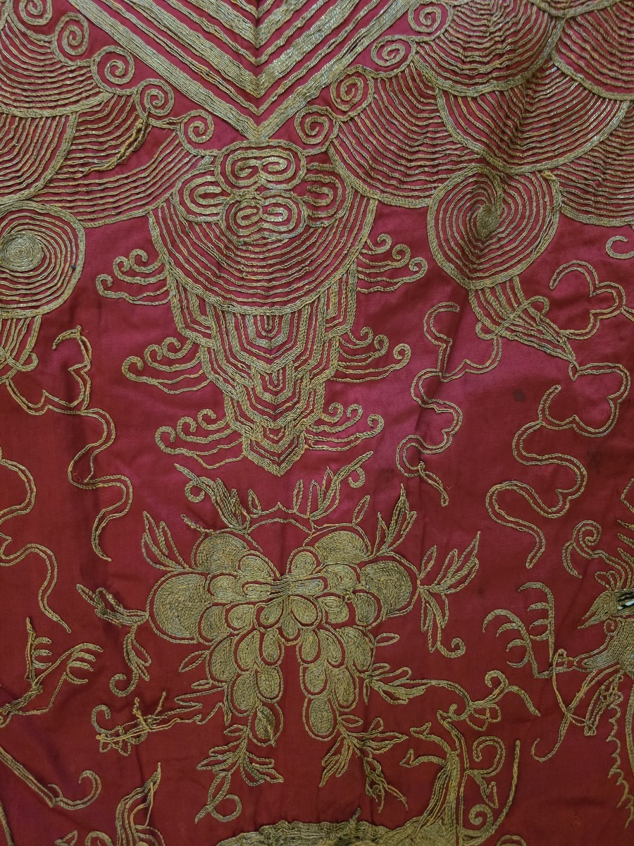 Ancienne robe chinoise cérimonielle en soie rouge brodée de dragons – Début XXᵉ siècle -photo-6
