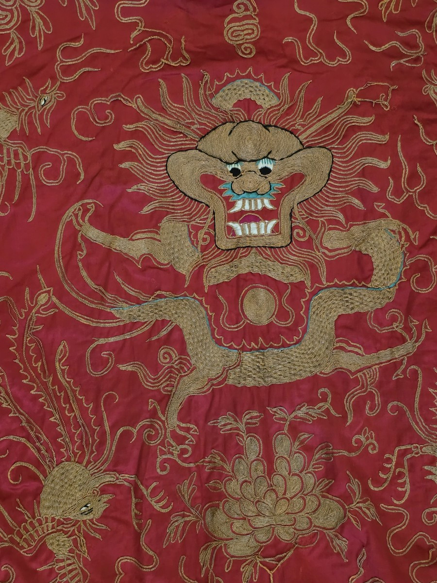 Ancienne robe chinoise cérimonielle en soie rouge brodée de dragons – Début XXᵉ siècle -photo-7