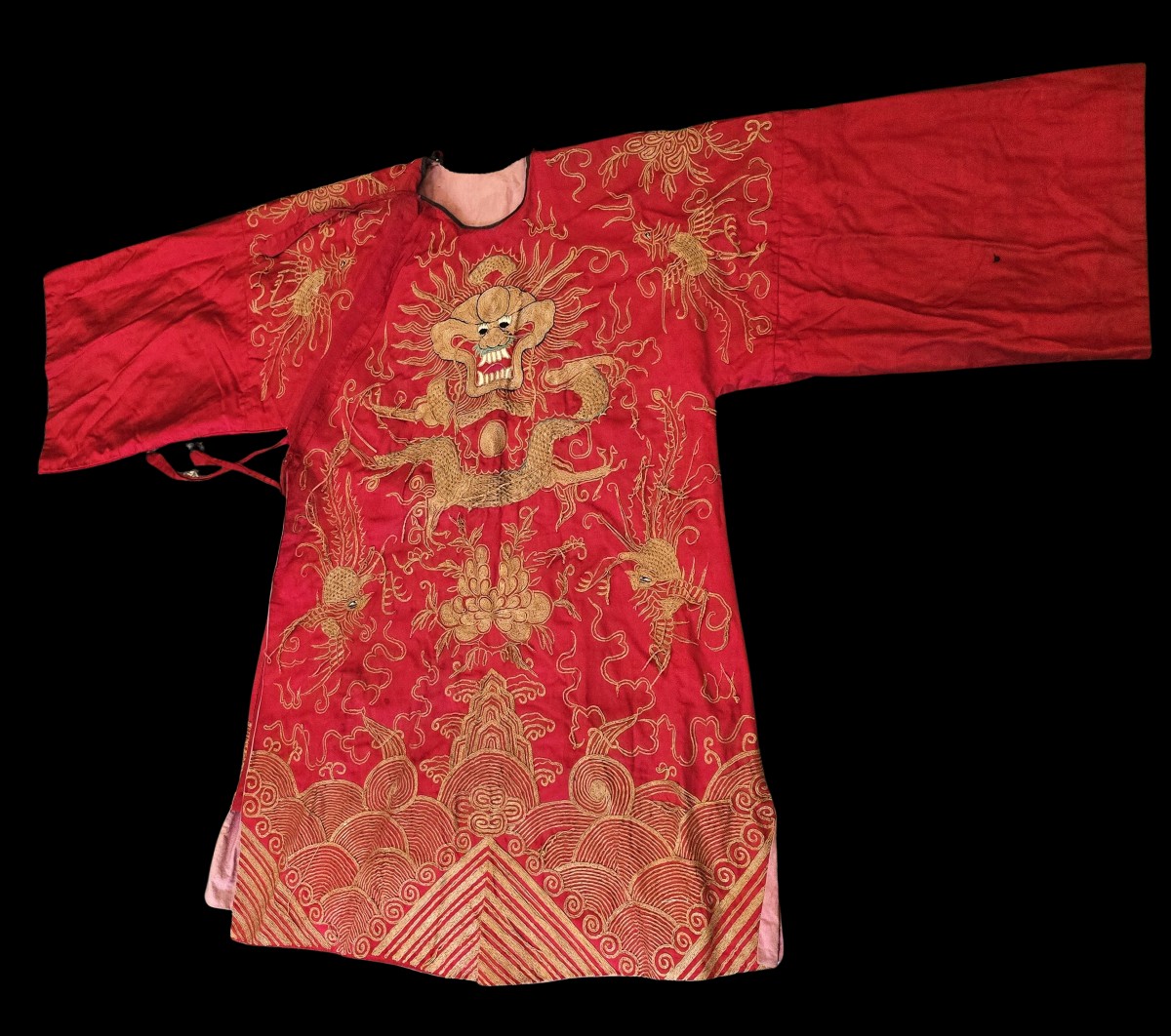Ancienne robe chinoise cérimonielle en soie rouge brodée de dragons – Début XXᵉ siècle 