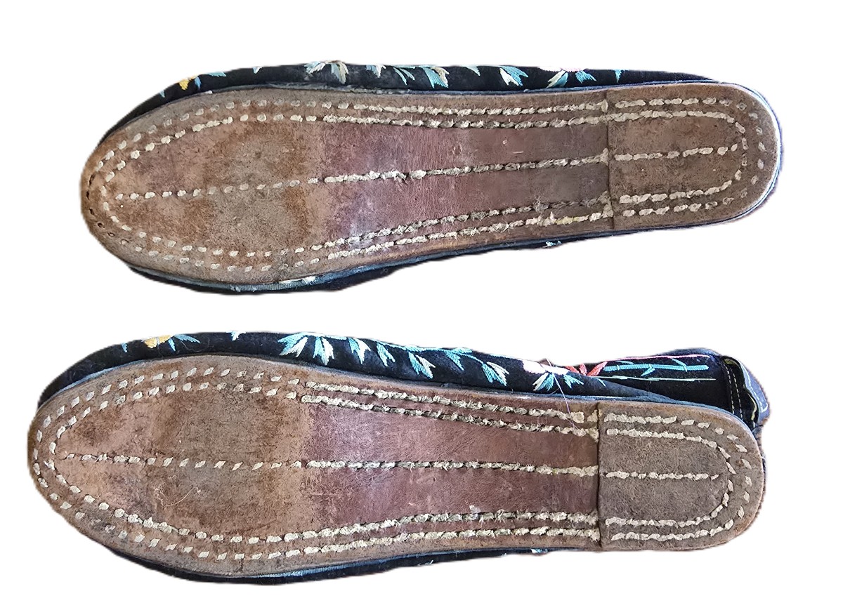 Pair Of Embroidered Chinese Shoes – Early 20th Century-photo-2