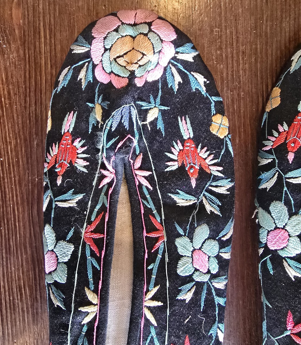 Pair Of Embroidered Chinese Shoes – Early 20th Century-photo-4