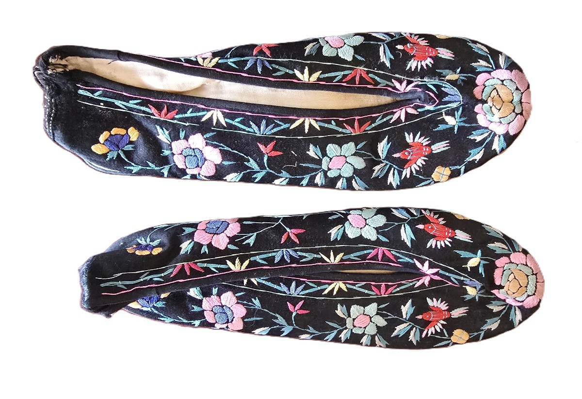 Pair Of Embroidered Chinese Shoes – Early 20th Century