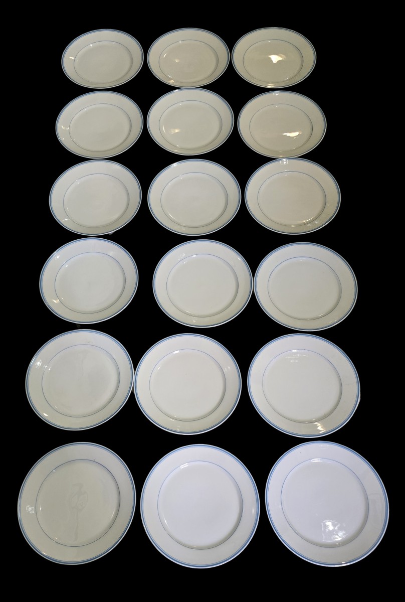 Lot de 18 assiettes anciennes en porcelaine, attribuées à Ginori, fin XIXᵉ siècle