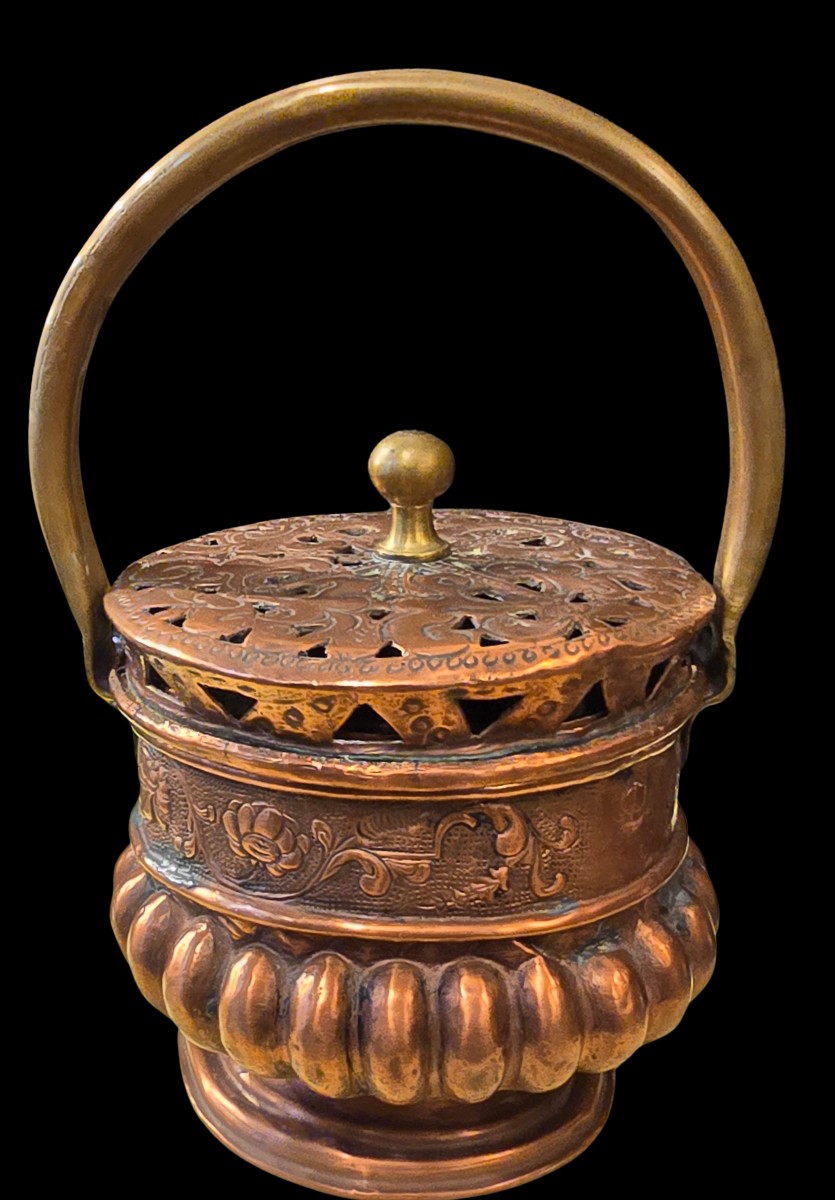 Ancien brasero portatif chauferette en cuivre repoussé XIX ème siècle