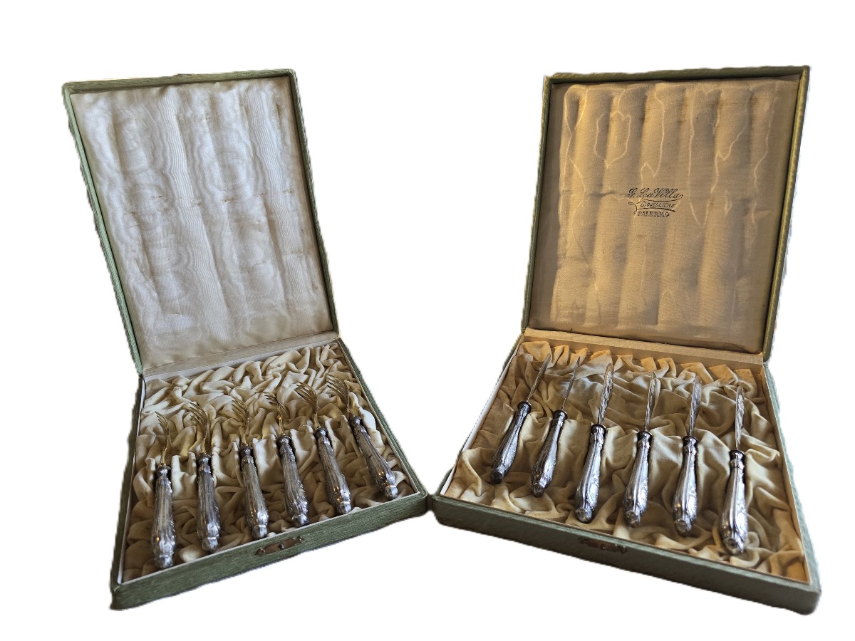 ensemble d'anciens couverts à poisson en argent fourré et acier