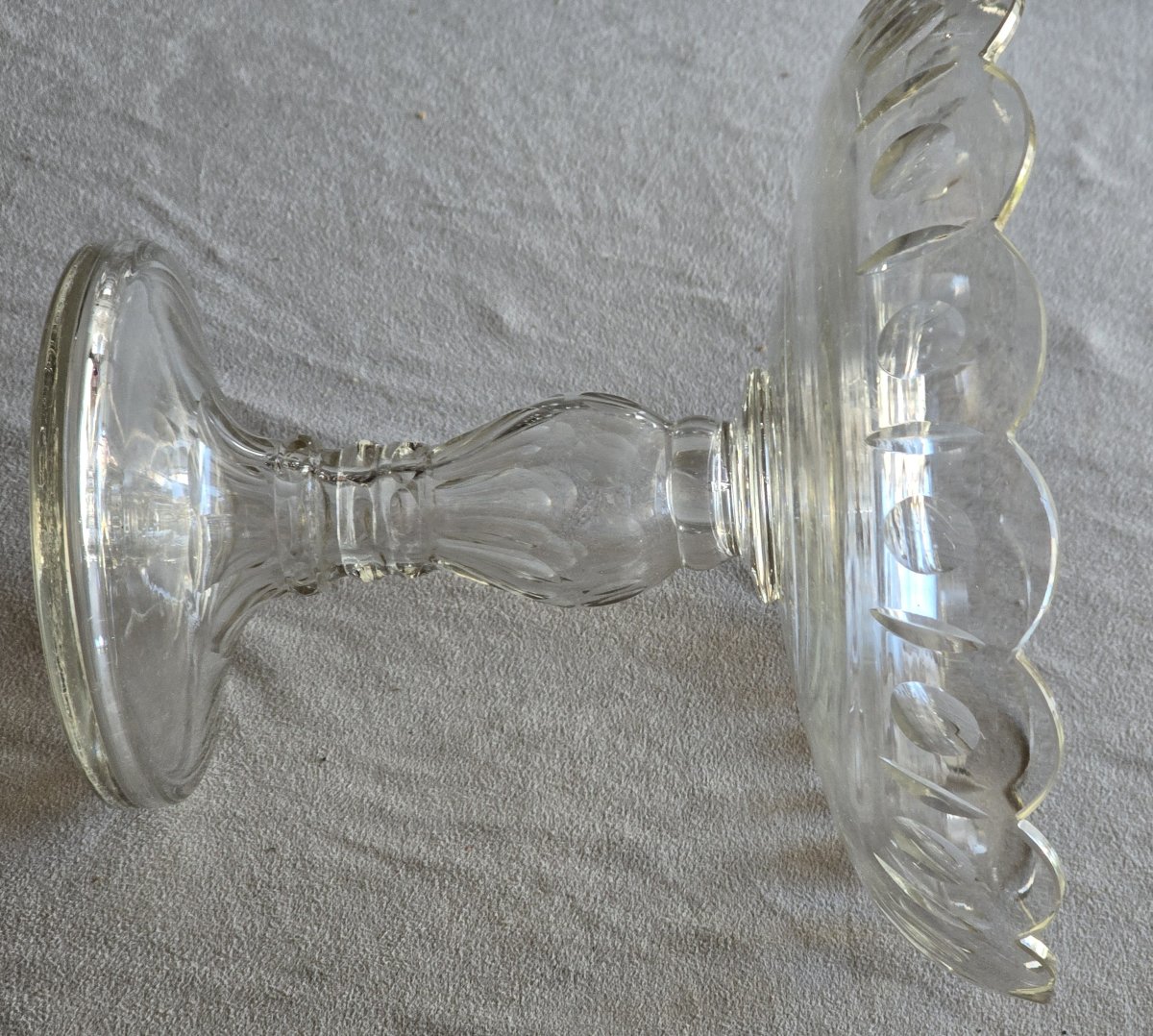 Ancienne coupe sur pied en cristal soufflé et taillé, fin XIXᵉ – début XXᵉ siècle-photo-1