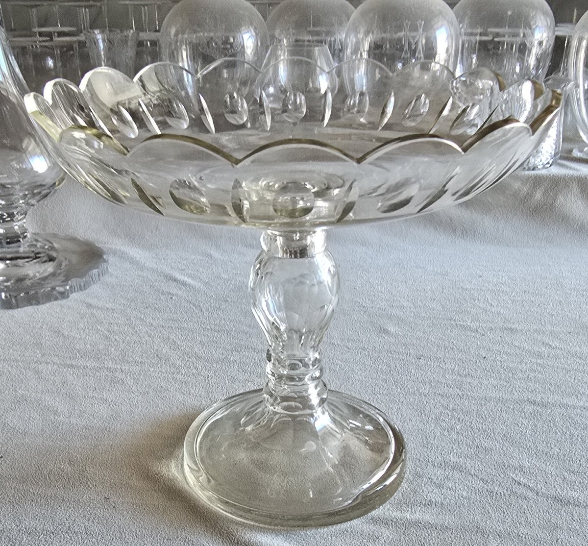 Ancienne coupe sur pied en cristal soufflé et taillé, fin XIXᵉ – début XXᵉ siècle
