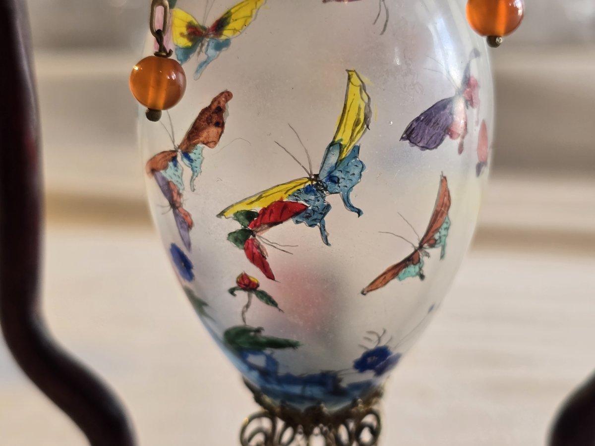 Painted Egg Suspended In A Carved Wooden Holder, China, 20th Century-photo-1
