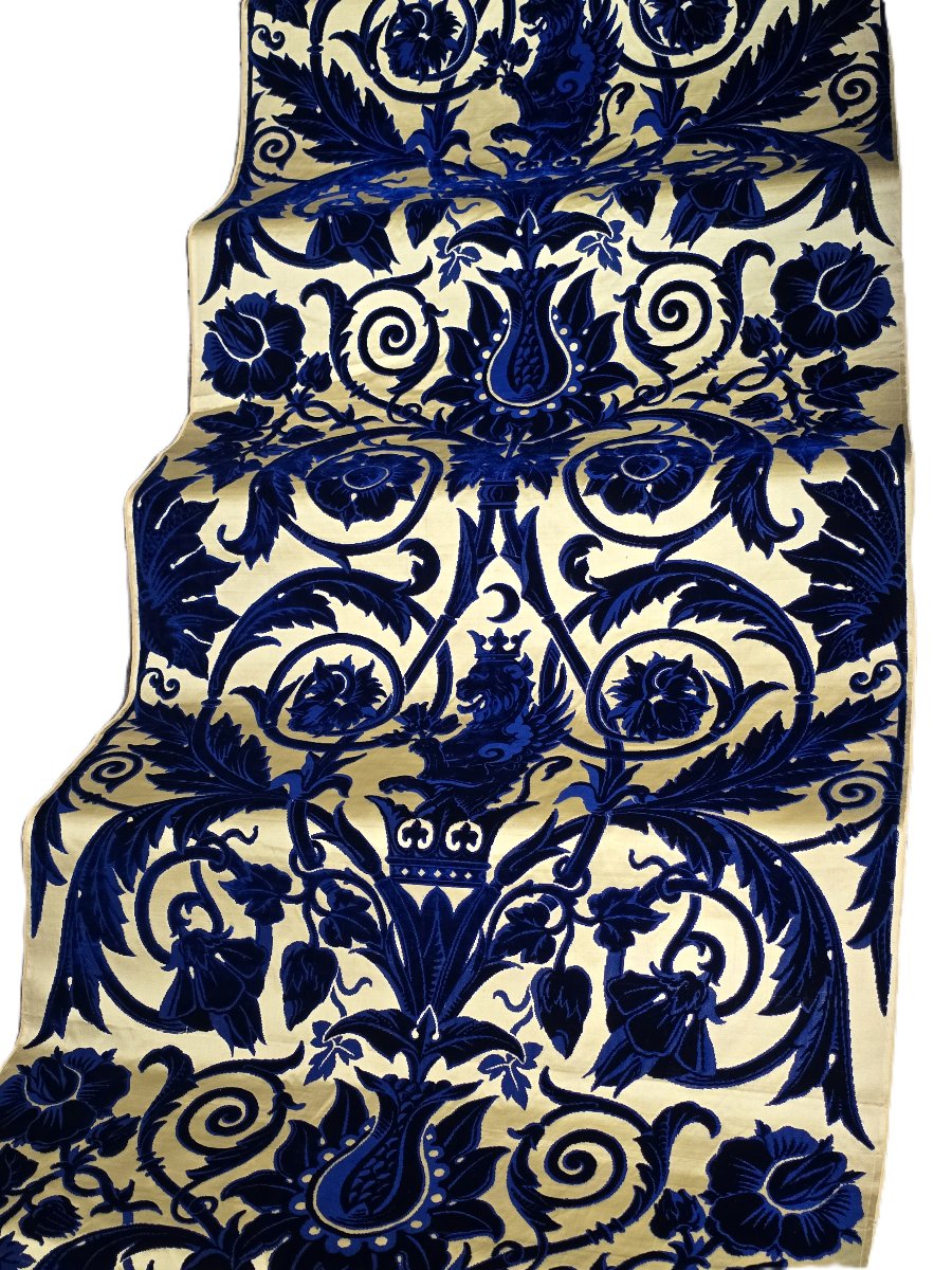 Exceptional Length Of Antique Venetian Velvet Made Of Pure Silk, End Of XIX C Beginning XX C-photo-3