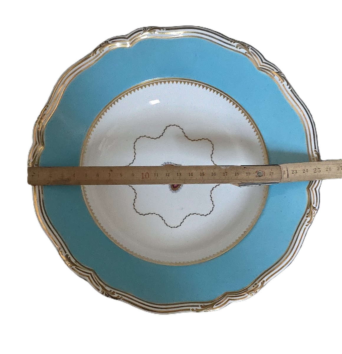 Ancienne assiette en porcelaine anglaise Daniel, Stoke‑upon‑Trent avec couronne royale-photo-1