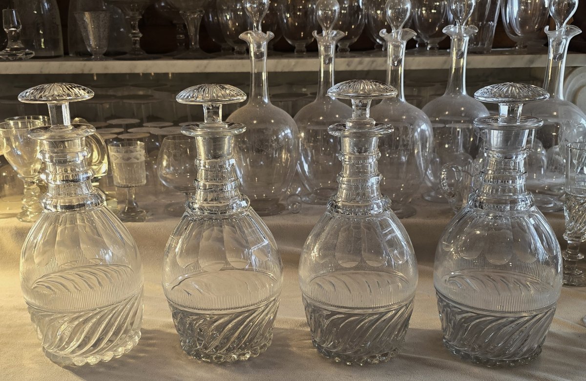 Ensemble de 4 carafes en cristal, modèle dit “SS”  Baccarat ou Saint‑Louis, époque Restauration