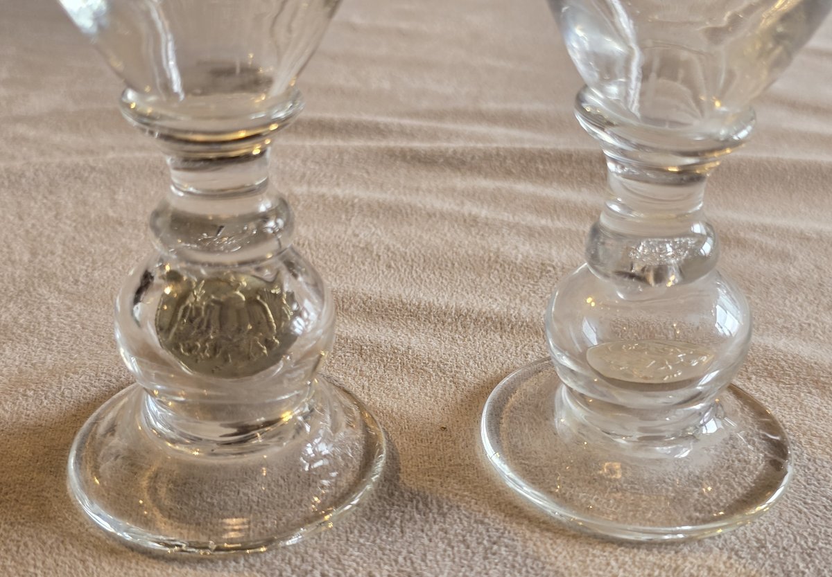 Paire de verres anciens avec monnaie intégrée dans la masse du verre-photo-2