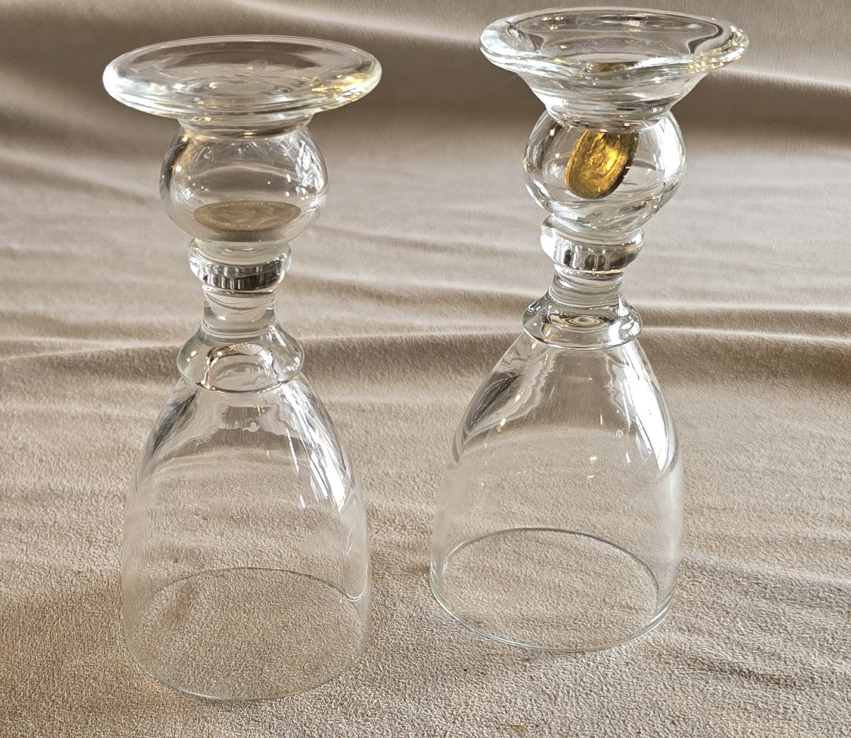 Paire de verres anciens avec monnaie intégrée dans la masse du verre-photo-3