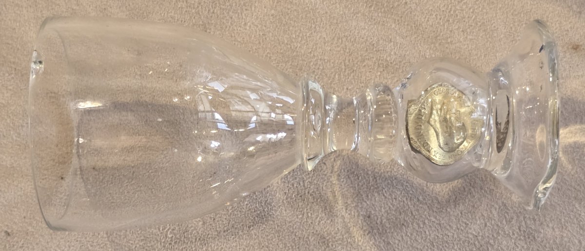 Paire de verres anciens avec monnaie intégrée dans la masse du verre-photo-4