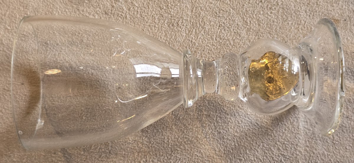 Paire de verres anciens avec monnaie intégrée dans la masse du verre-photo-1