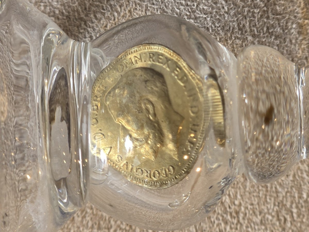 Paire de verres anciens avec monnaie intégrée dans la masse du verre-photo-2