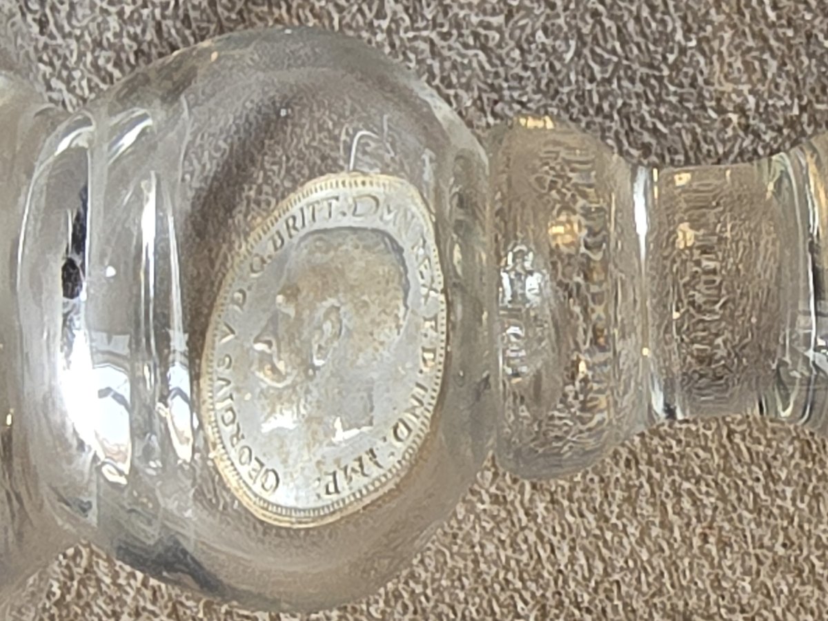 Paire de verres anciens avec monnaie intégrée dans la masse du verre-photo-3