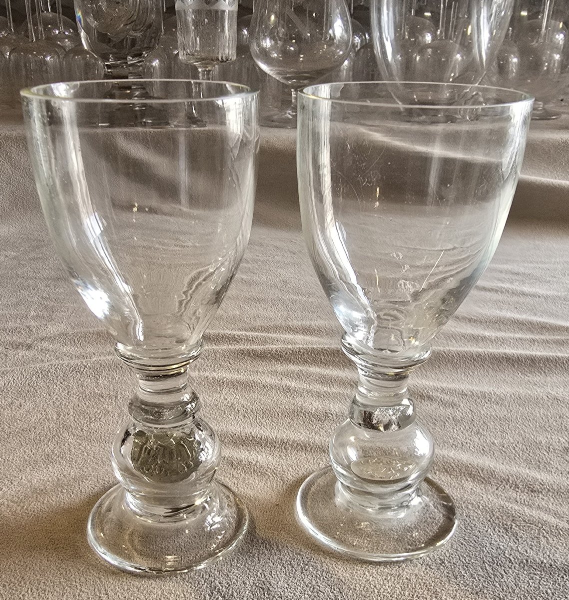 Paire de verres anciens avec monnaie intégrée dans la masse du verre
