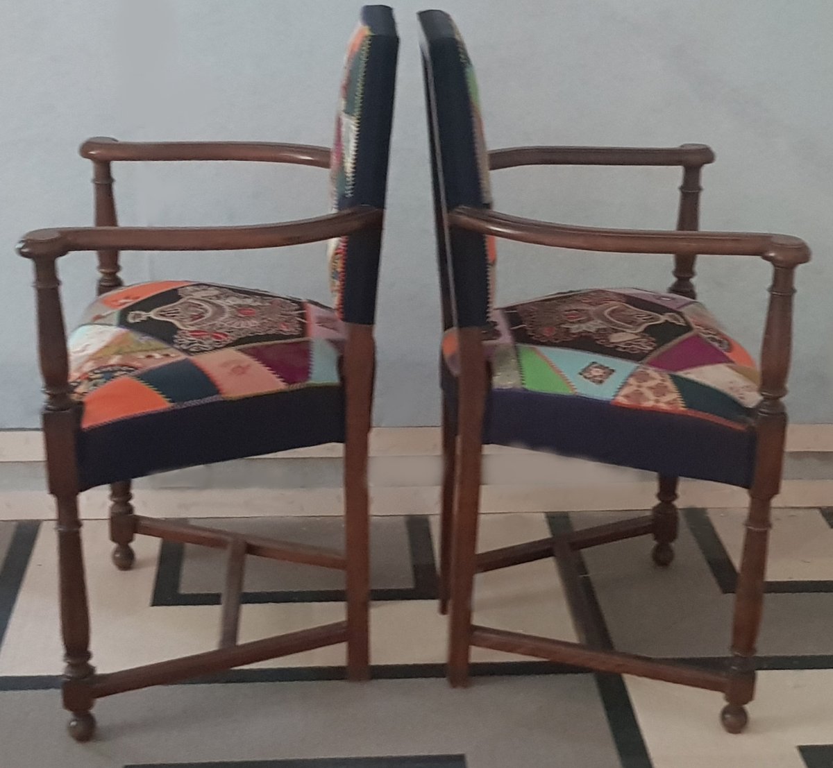 Paire d’anciens fauteuils en chêne, style Louis XIII, revêtus en patchwork d’étoffes anciennes-photo-2