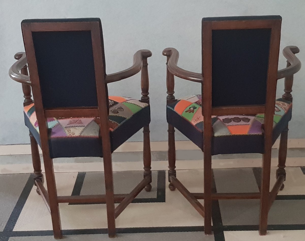 Paire d’anciens fauteuils en chêne, style Louis XIII, revêtus en patchwork d’étoffes anciennes-photo-3