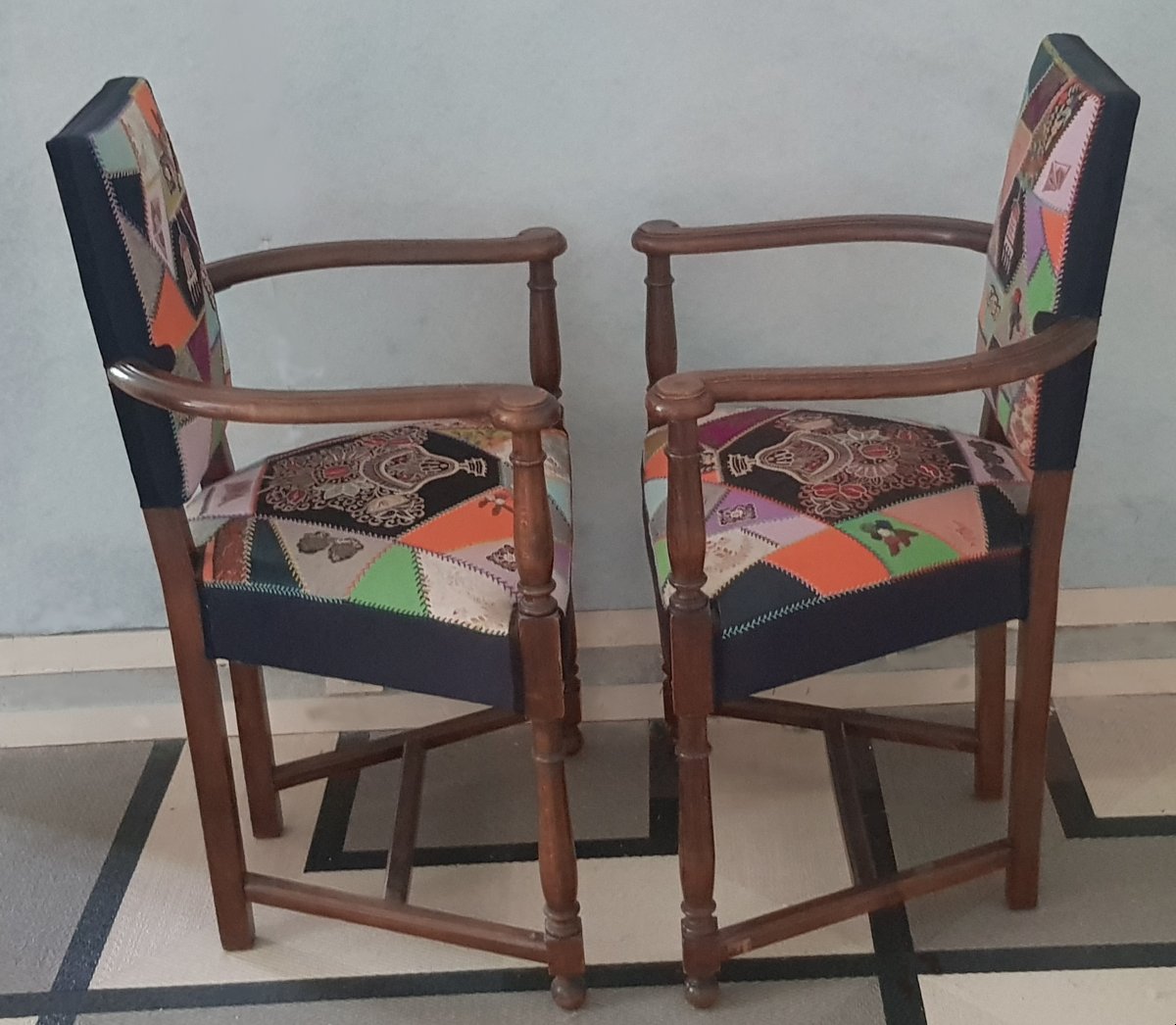 Paire d’anciens fauteuils en chêne, style Louis XIII, revêtus en patchwork d’étoffes anciennes-photo-4