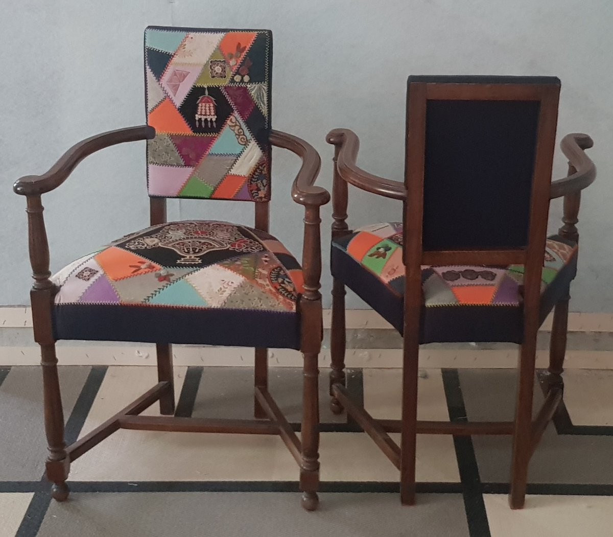 Paire d’anciens fauteuils en chêne, style Louis XIII, revêtus en patchwork d’étoffes anciennes-photo-1