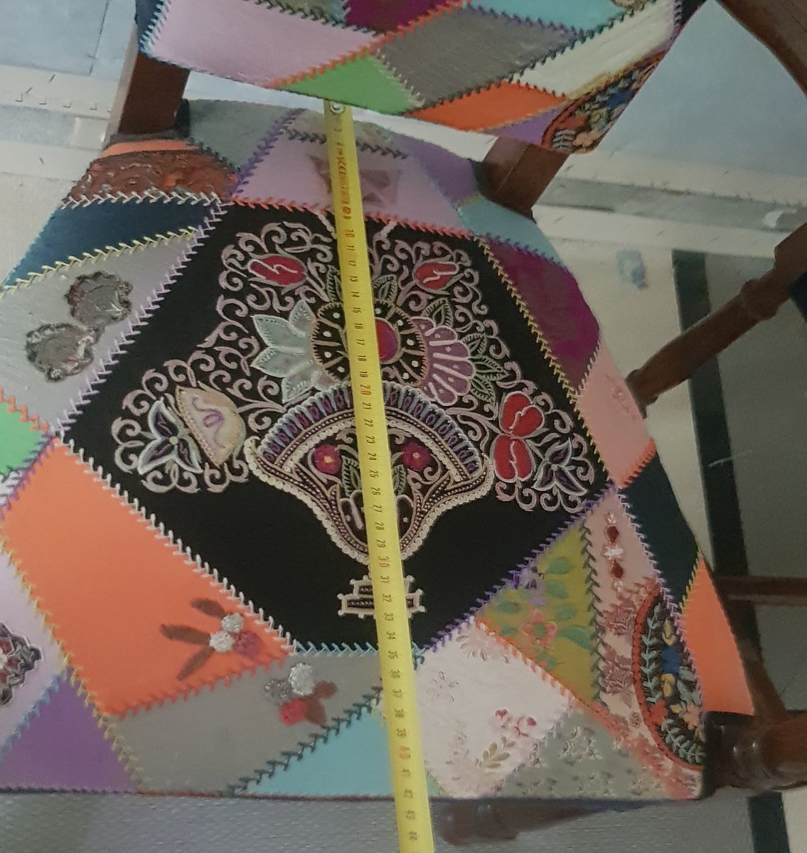 Paire d’anciens fauteuils en chêne, style Louis XIII, revêtus en patchwork d’étoffes anciennes-photo-8