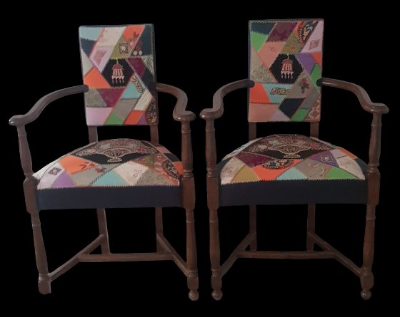 Paire d’anciens fauteuils en chêne, style Louis XIII, revêtus en patchwork d’étoffes anciennes